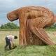 Unieke houten kunstinstallatie in een open veld.