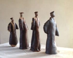 HesterPilz keramische beeldjes Vier keramische beeldjes van mensen in traditionele kleding.