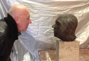 Kunstwerk en kunstenaar bij HesterPilz Kunstwerk en kunstenaar bekijken elkaar in een studio.